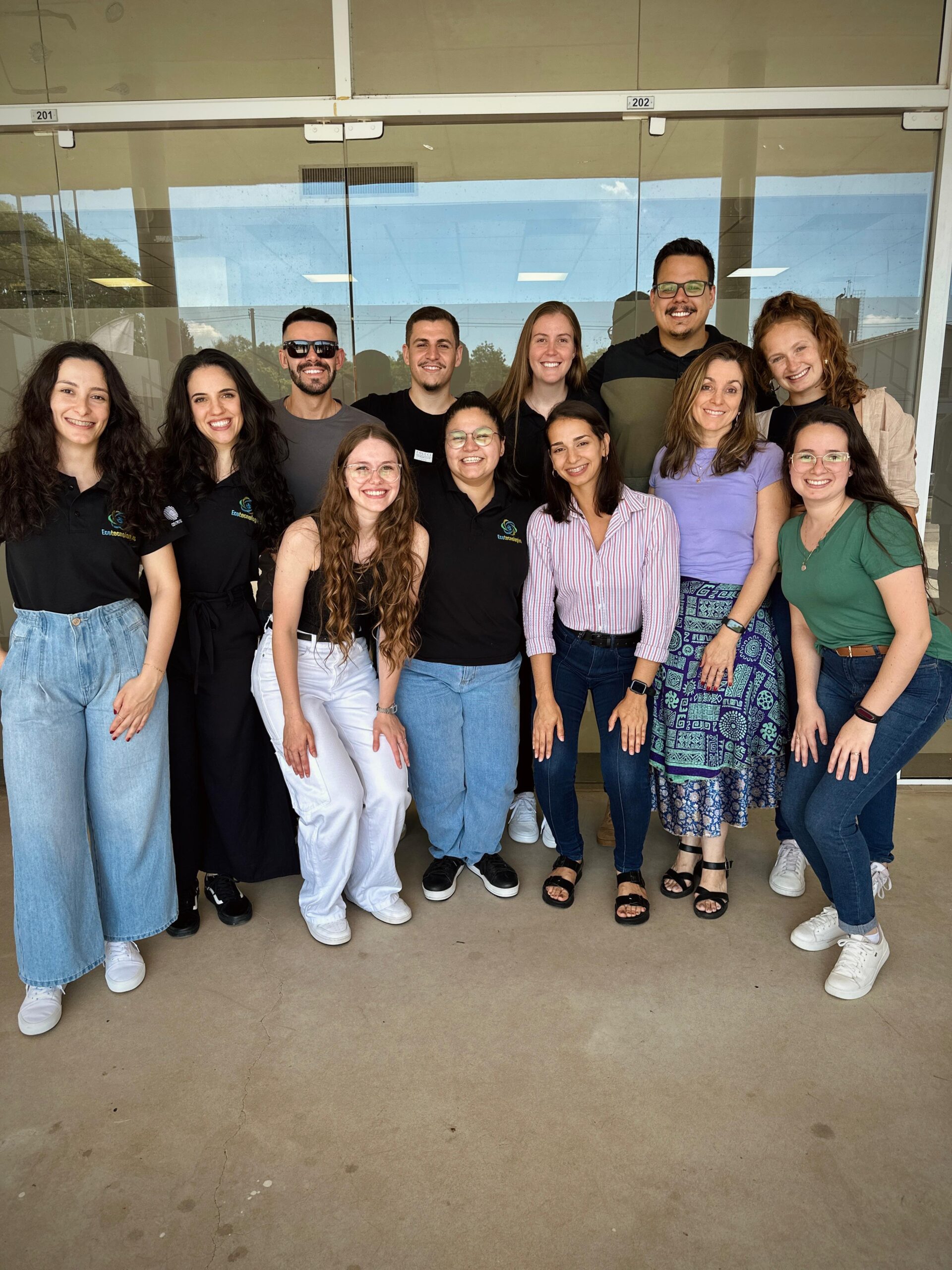 Integrantes do Ecotecnologias reunidos em atividade do grupo