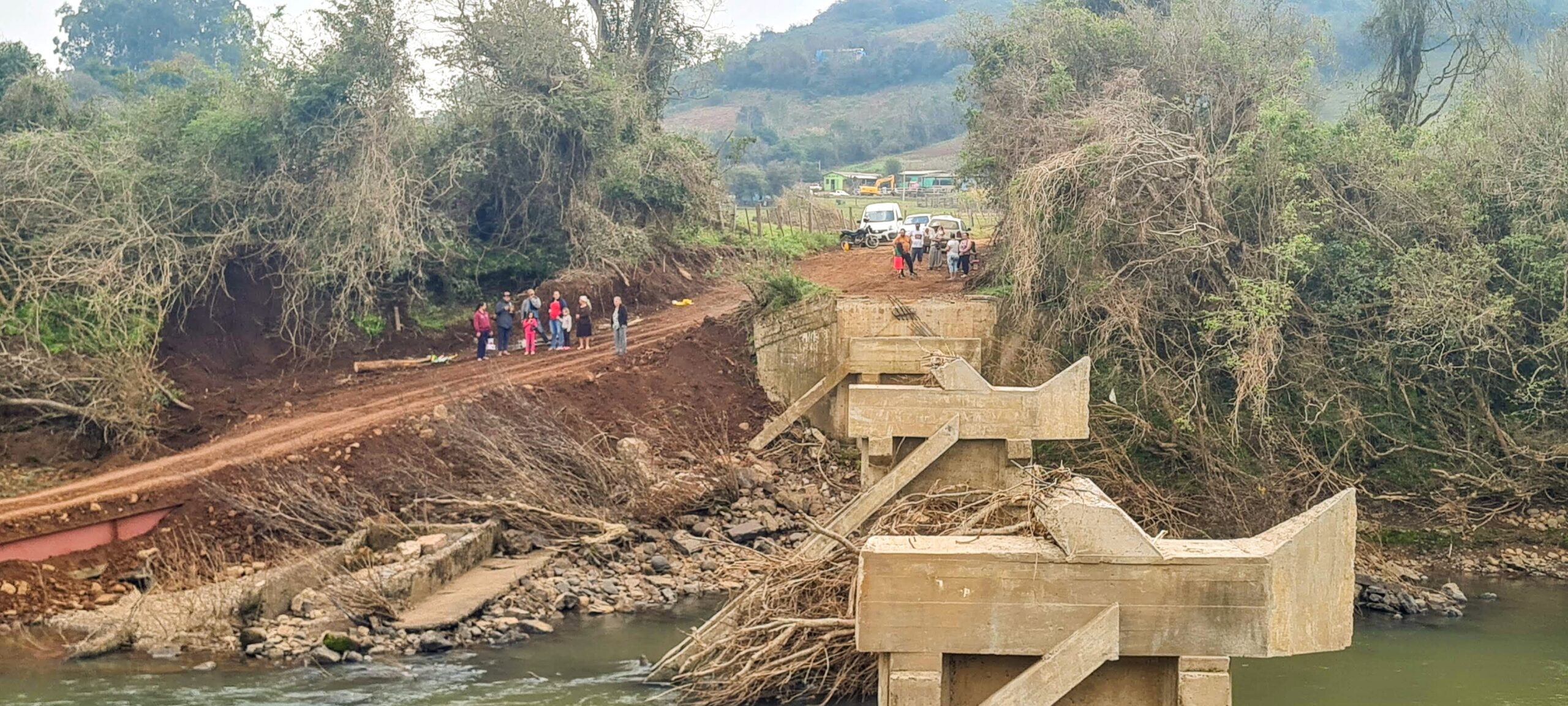 Travessia destruída após evento extremo com elementos de concreto deslocados