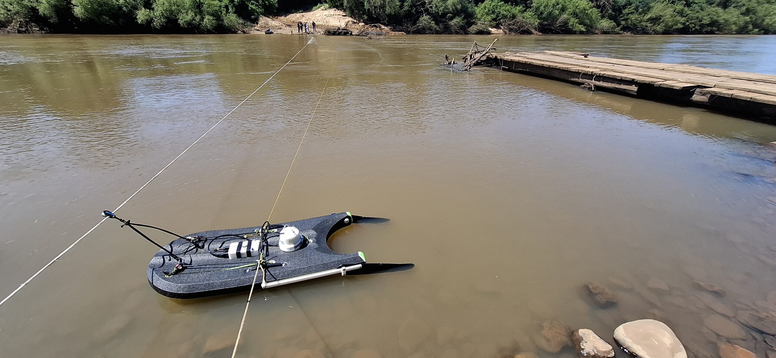 Instrumento hidrométrico sendo operado em um rio