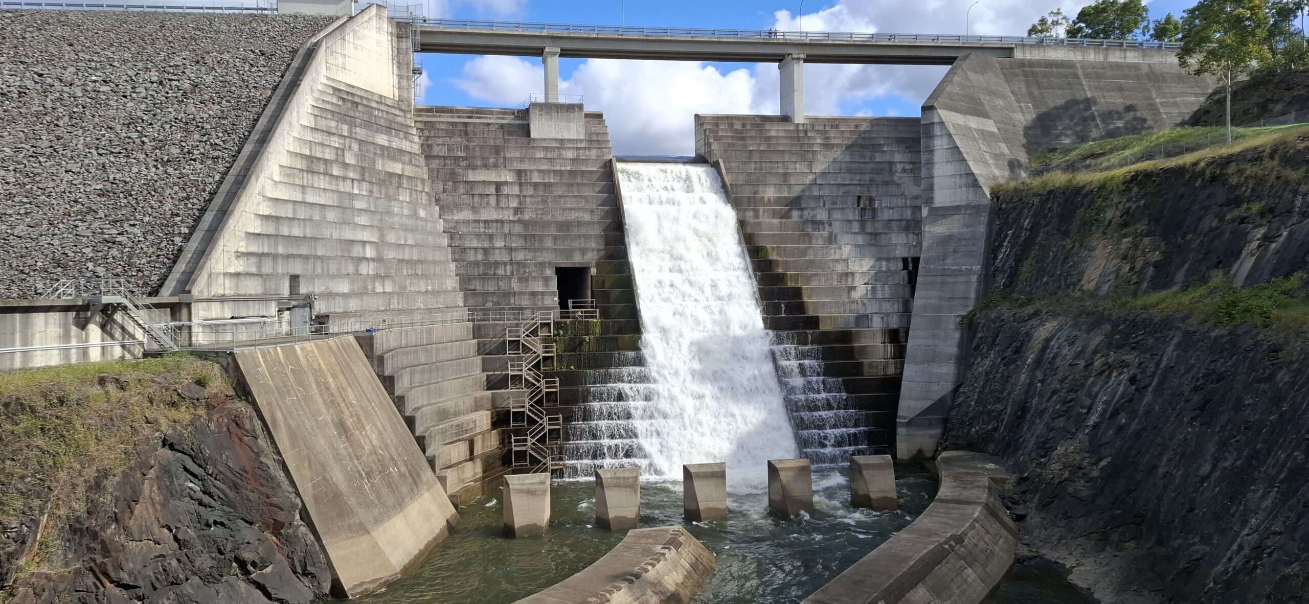 Estrutura de concreto com canal de descarga e dissipação de energia