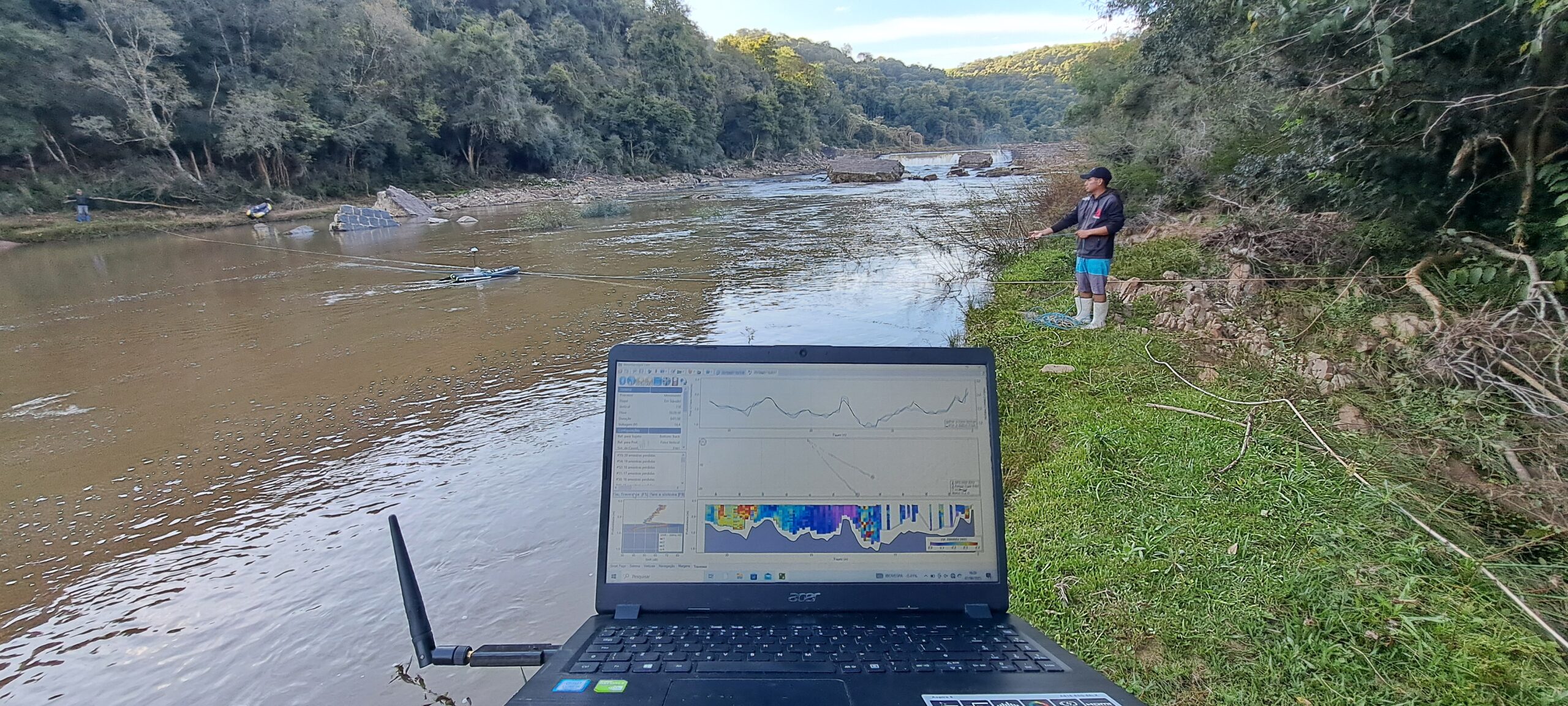 Computador exibindo resultados durante levantamento hidrométrico em um rio
