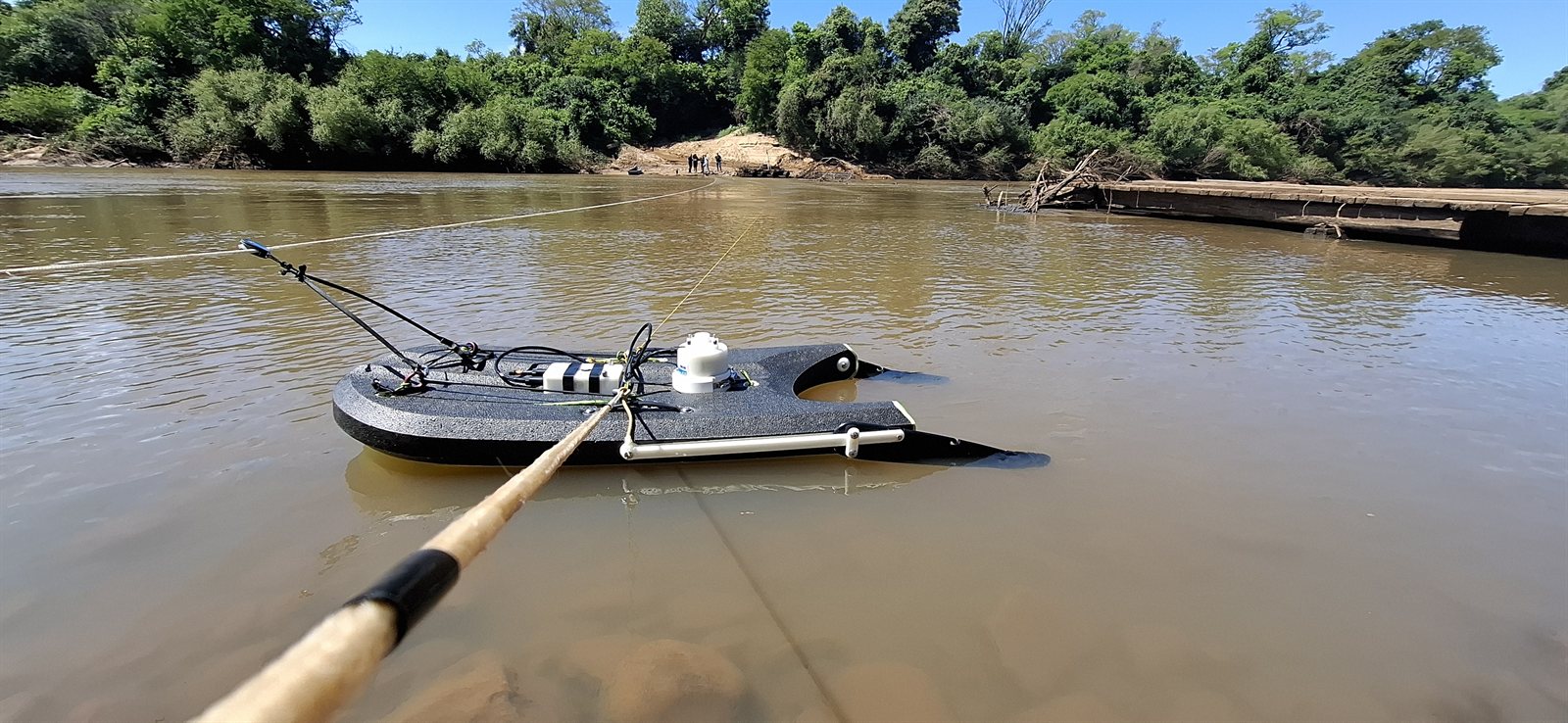 Equipamento autônomo realizando levantamento batimétrico em um rio
