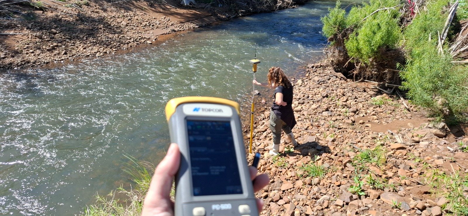 Levantamento com equipamento GNSS realizado junto a um curso de água